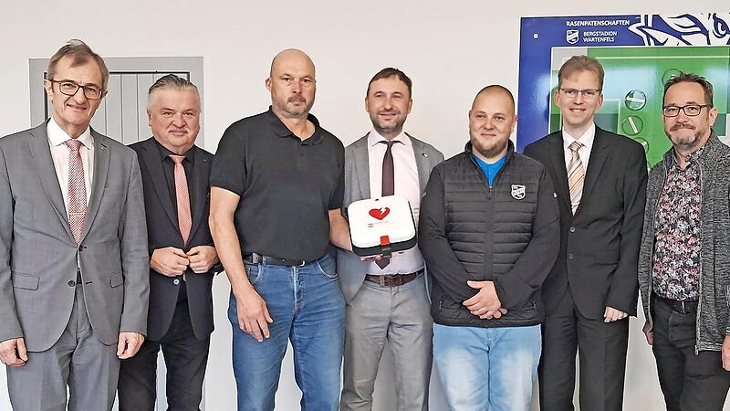 Vorstandsvorsitzender der Sparkasse Kulmbach-Kronach Harry Wei&szlig;, Landrat Klaus Peter S&ouml;llner, Erster Vorsitzender Thomas Kremer, B&uuml;rgermeister Christian Ruppert, Zweiter Vorsitzender Jannik Tempel, J&ouml;rg Schnappauf von der VR Bank Oberfranken Mitt...