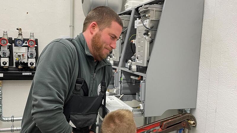 Mitarbeiter von Hasutechnik Nemmert haben seit September 2022 einen Tag in der Woche frei und arbeiten daf&uuml;r t&auml;glich etwas l&auml;nger.