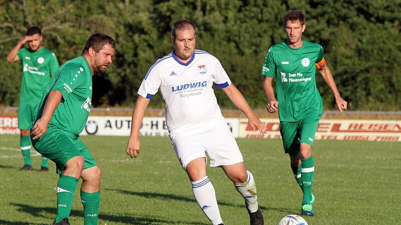 Nach f&uuml;nf Jahren beim SV Walsdorf tr&auml;gt er nun das Trikot des TSV Burgebrach: Spielertrainer Marcel Kutzelmann (2.v.li.)