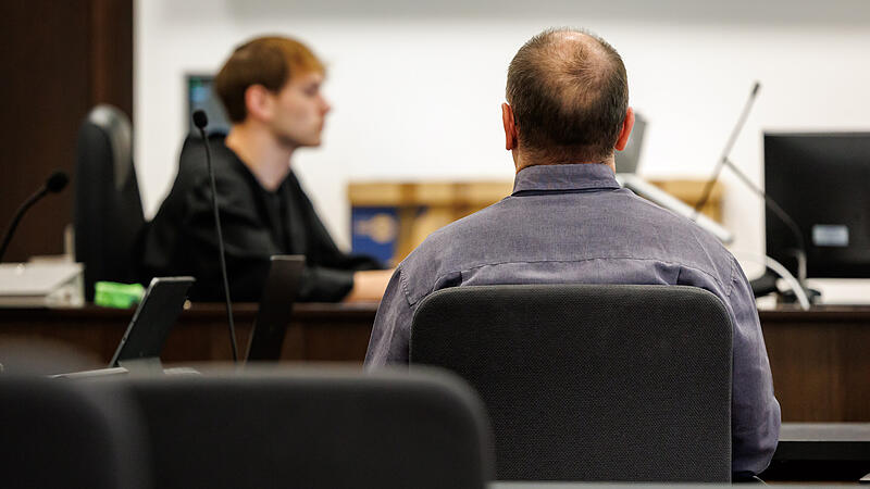 Der Angeklagte sitzt zum Prozessbeginn im Sitzungssaal im Landgericht N&uuml;rnberg-F&uuml;rth. Der Mann aus Erlangen-H&ouml;chstadt soll jahrelang den Missbrauch eines Kindes beauftragt haben. Der 54-J&auml;hrige ist nun zu einer mehrj&auml;hrigen Haftstrafe verurteilt worden.