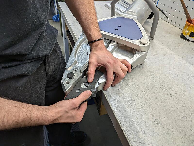 Bei Lukas Hydraulik in Erlangen werden die Einzelteile von Hand montiert, so wie bei diesem Rettungsspreizer.
