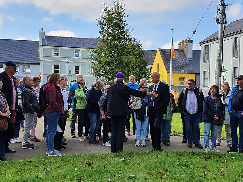 Das Gruppenbild zeigt eine Reisegruppe aus H&ouml;chstadt  in Castlebar.