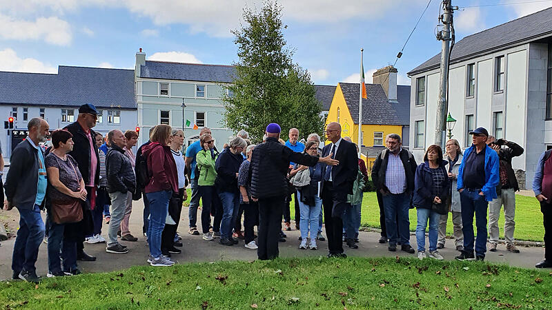 Das Gruppenbild zeigt eine Reisegruppe aus H&ouml;chstadt  in Castlebar.