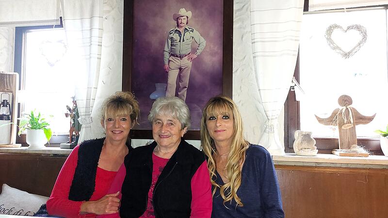 Irene Moser mit ihren beiden Töchtern, die den Moserhof weiterführen.