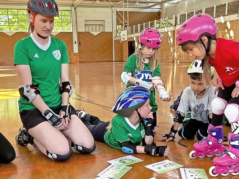 Vor dem Spiel gilt es immer auch, über die Regeln und die weiteren Schritte zu diskutieren. Vor dem Spiel gilt es immer auch, über die Regeln und die weiteren Schritte zu diskutieren.