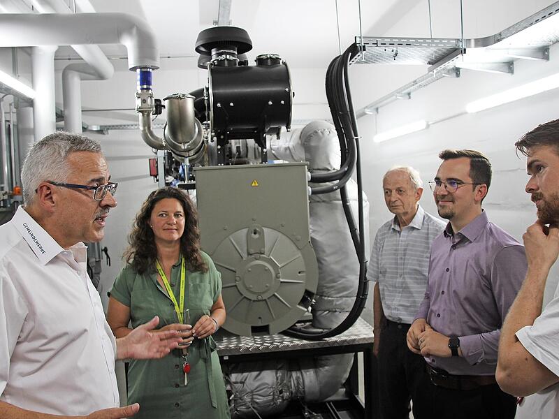 Gemeindewerke-Gesch&auml;ftsf&uuml;hrer Wolfgang M&ouml;slein (l.) stellt G&auml;sten die Anlage in Adelsdorf vor (v.&nbsp;l.): Melanie Schneble (Soldan-Gesch&auml;ftsf&uuml;hrung), Altb&uuml;rgermeister Armin Go&szlig;, B&uuml;rgermeister Nico Kauper und Philipp Soldan (Soldan).
