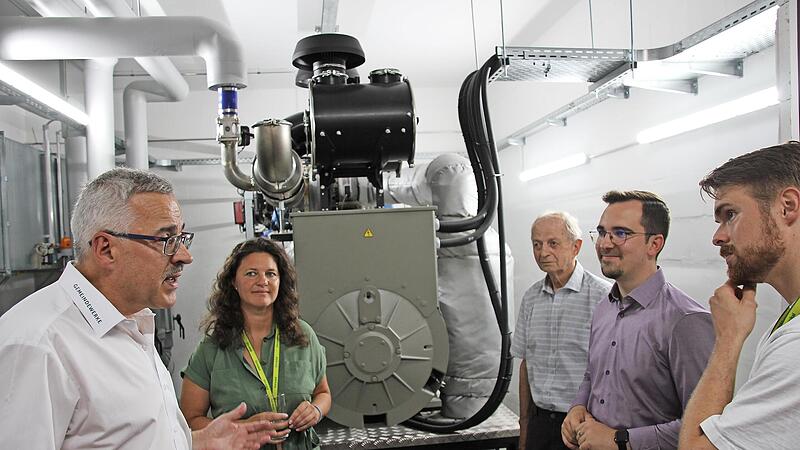 Gemeindewerke-Gesch&auml;ftsf&uuml;hrer Wolfgang M&ouml;slein (l.) stellt G&auml;sten die Anlage in Adelsdorf vor (v.&nbsp;l.): Melanie Schneble (Soldan-Gesch&auml;ftsf&uuml;hrung), Altb&uuml;rgermeister Armin Go&szlig;, B&uuml;rgermeister Nico Kauper und Philipp Soldan (Soldan).