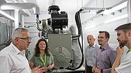 Gemeindewerke-Gesch&auml;ftsf&uuml;hrer Wolfgang M&ouml;slein (l.) stellt G&auml;sten die Anlage in Adelsdorf vor (v.&nbsp;l.): Melanie Schneble (Soldan-Gesch&auml;ftsf&uuml;hrung), Altb&uuml;rgermeister Armin Go&szlig;, B&uuml;rgermeister Nico Kauper und Philipp Soldan (Soldan).