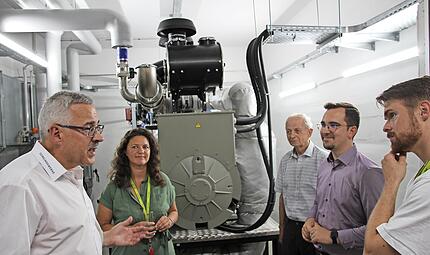 Gemeindewerke-Gesch&auml;ftsf&uuml;hrer Wolfgang M&ouml;slein (l.) stellt G&auml;sten die Anlage in Adelsdorf vor (v.&nbsp;l.): Melanie Schneble (Soldan-Gesch&auml;ftsf&uuml;hrung), Altb&uuml;rgermeister Armin Go&szlig;, B&uuml;rgermeister Nico Kauper und Philipp Soldan (Soldan).