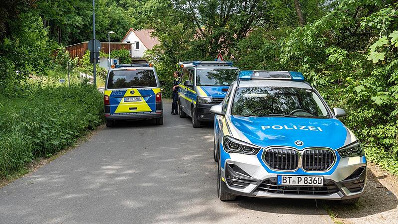 Mit mehreren Fahrzeugen rückte die Polizei zum Ort des Geschehens am Stadtrand von Ebermannstadt an.Forchheim & Fränkische Schweiz Mit mehreren Fahrzeugen rückte die Polizei zum Ort des Geschehens am Stadtrand von Ebermannstadt an.Forchheim & Fränkische Schweiz