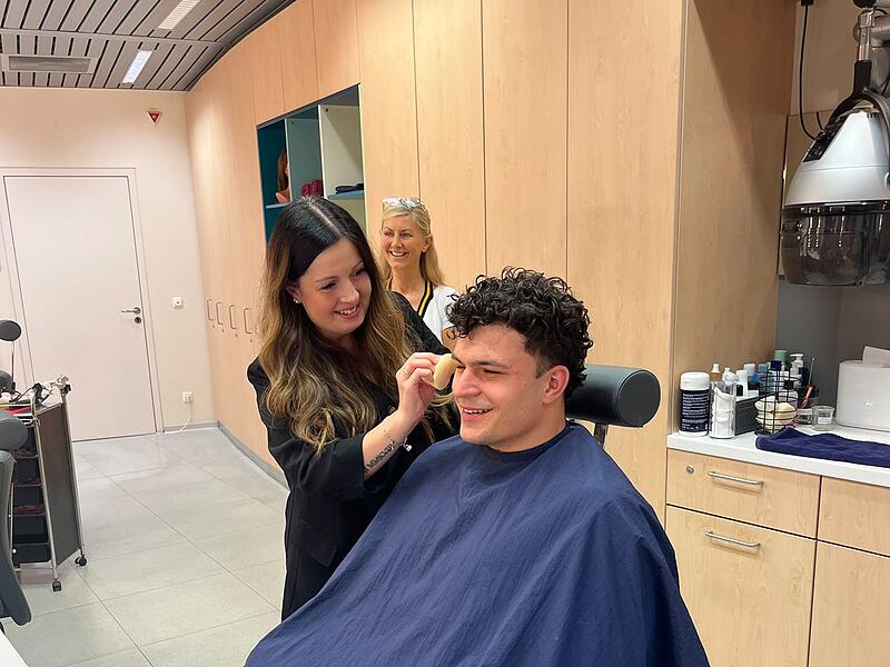Merlin Hummel wird in der Maske f&uuml;r seinen Auftritt geschminkt.