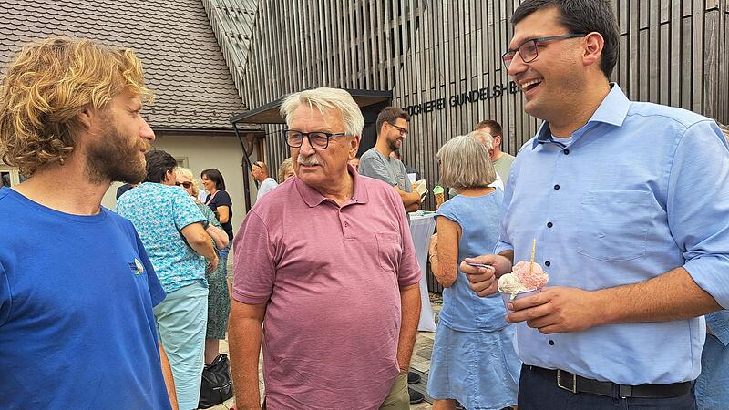 Mit Eiscreme satt begrüßt Jonas Merzbacher Gratulanten.