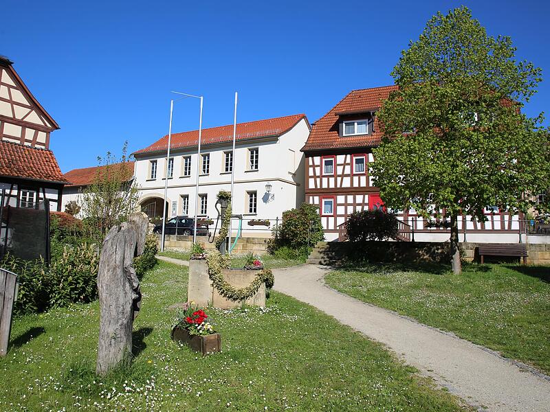 „Abraham“ widmete Inken Töpffer ihr Werk. Es steht auf dem Dorfplatz von Untermerzbach und bezieht sich auf Genesis 22.
