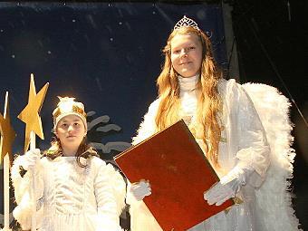 Auch das Christkind tritt auf.