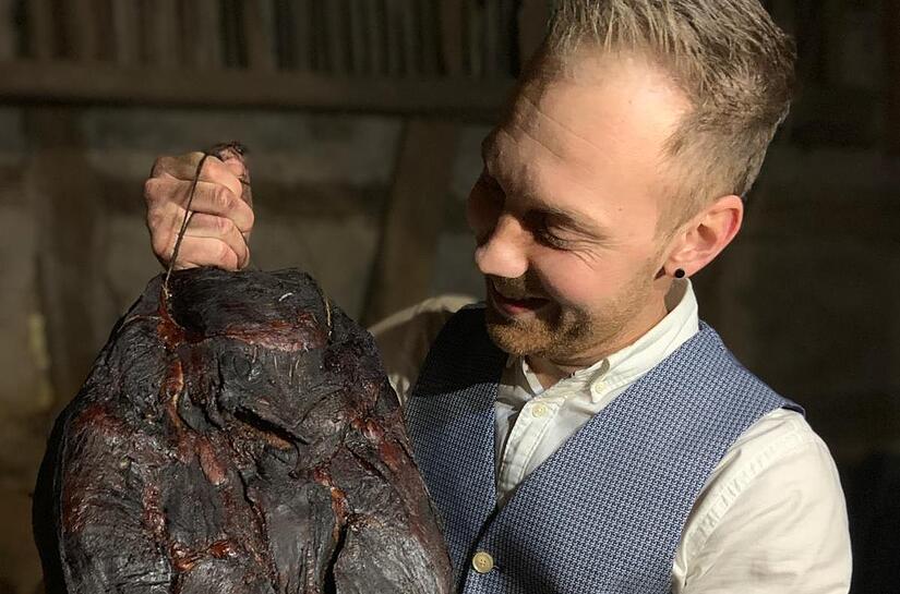 Auch nach der Schließung seines Verkaufsraums will Ralph Bauer künftig weiterhin Wurst und Schinken produzieren.Forchheim & Fränkische Schweiz