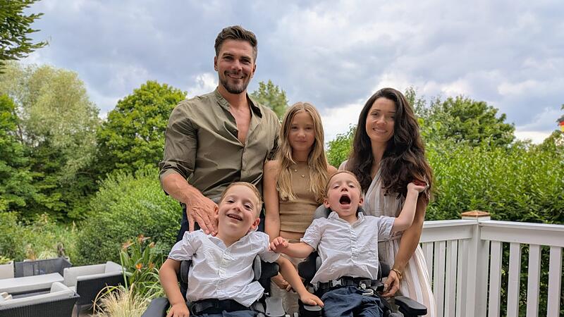 Trotz unheilbarer Erkrankung der vierjährigen Zwillinge Luca (r.) und Neo haben die Eltern Andreas und Franziska mit Tochter Loki (Mitte) ihre Lebensfreude nicht verloren.