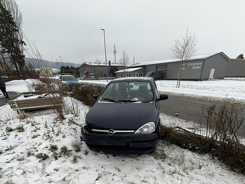 Durch die Witterungsverh&auml;ltnisse kam der 52-J&auml;hrige in Himmelkron ins rutschen und stie&szlig; mit einem Gartenzaun zusammen.