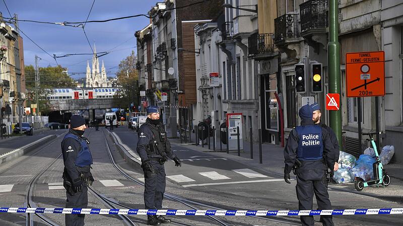 Polizeibeamte sichern eine Stra&szlig;e in Br&uuml;ssel ab, auf der am Donnerstag ein Mann zwei Polizisten angegriffen hat. Einer der Beamten starb an den Verletzungen.