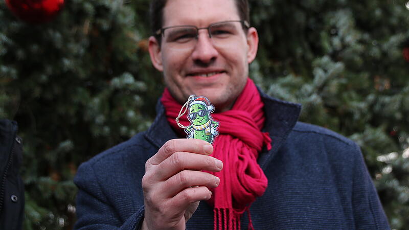 Dominik Sauerteig mit der Coburger Gurke.