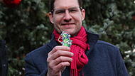 Dominik Sauerteig mit der Coburger Gurke.