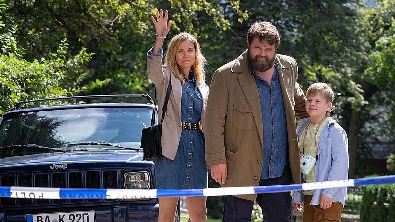 V.l.: Anne Loncar (Jessica Ginkel), Kommissar Behringer (Antoine Monot) und Ole Loncar (Maximilian Kaiser). Behringer kommt am Tatort bei der Hoffmann-von-Fallersleben-Privatschule an und begr&uuml;&szlig;t Anne und Ole. Anne verabschiedet Basti in der Ferne.