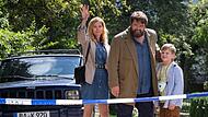 V.l.: Anne Loncar (Jessica Ginkel), Kommissar Behringer (Antoine Monot) und Ole Loncar (Maximilian Kaiser). Behringer kommt am Tatort bei der Hoffmann-von-Fallersleben-Privatschule an und begrüßt Anne und Ole. Anne verabschiedet Basti in der Ferne.