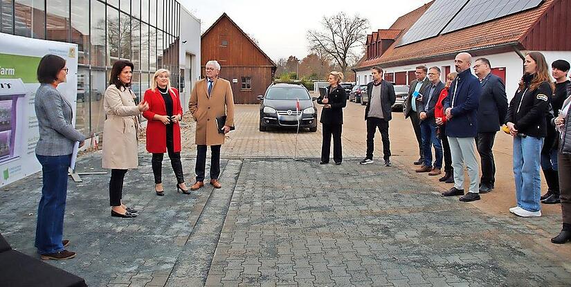 Landwirtschaftsministerin Michaela Kaniber (Zweite v.l.) spricht vor Ort über das Projekt Indoor-Farm der Staatsregierung.