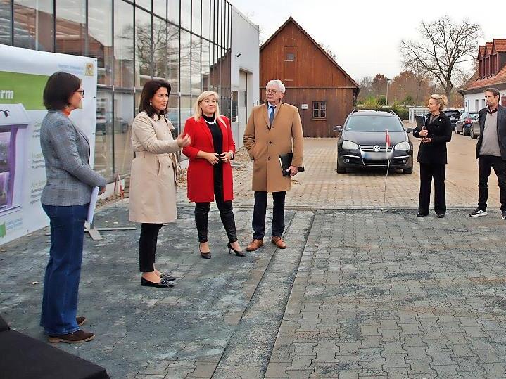 Landwirtschaftsministerin Michaela Kaniber (Zweite v.l.) spricht vor Ort über das Projekt Indoor-Farm der Staatsregierung. Landwirtschaftsministerin Michaela Kaniber (Zweite v.l.) spricht vor Ort über das Projekt Indoor-Farm der Staatsregierung.