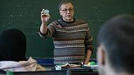 Mit Worten und Memory-Bildchen: Karl-Friedrich Krohm bringt in der Bad Br&uuml;ckenauer Sprachschule Rabe Fl&uuml;chtlingen Deutsch bei. Die Integrationskurse bei ihm, aber auch in anderen Sprachschulen im Landkreis, sind begehrt. Aber es fehlen Pl&auml;tze und ...