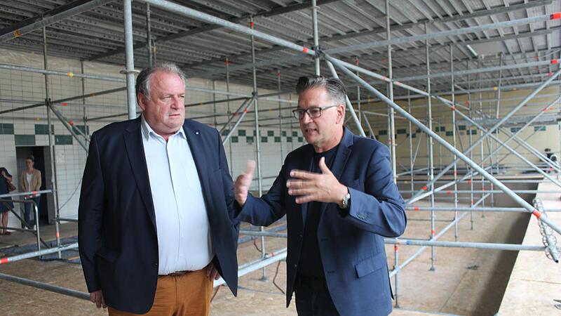Karsten Fischkal (l.) erhofft sich Unterstützung vom Bürokratiebeauftragten Bayerns Walter Nussel, CSU.