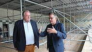 Karsten Fischkal (l.) erhofft sich Unterstützung vom Bürokratiebeauftragten Bayerns Walter Nussel, CSU.