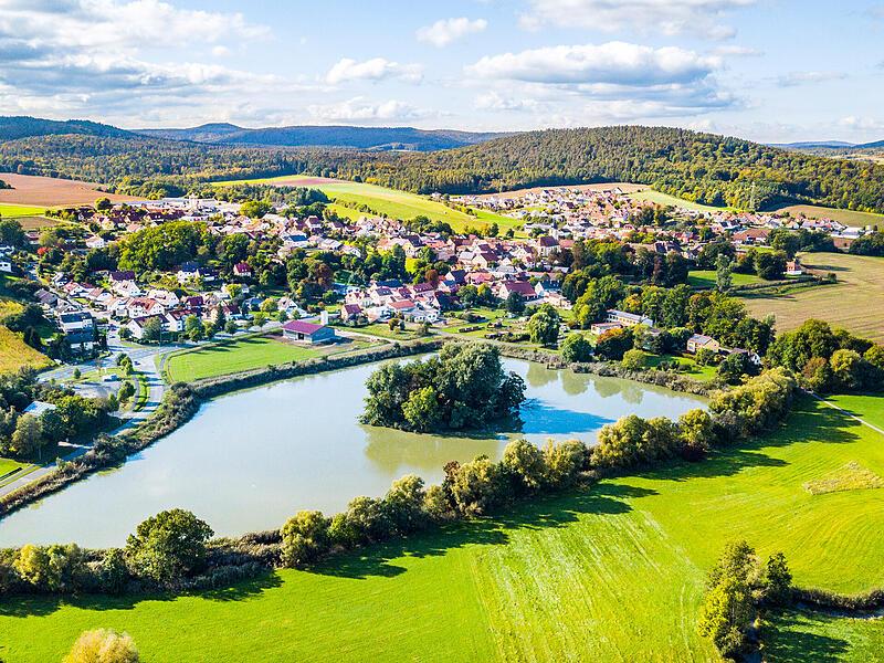 Wer gerne wandert, kann sich Wissenswertes über den Markt Rentweinsdorf auf dem neuen historischen Rundwanderweg aneignen. Wer gerne wandert, kann sich Wissenswertes über den Markt Rentweinsdorf auf dem neuen historischen Rundwanderweg aneignen.