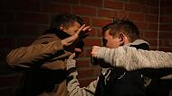 Der Mann schlug so fest mit der Faust zu, dass der 33-Jährige ins Krankenhaus gebracht werden musste. Der Mann schlug so fest mit der Faust zu, dass der 33-Jährige ins Krankenhaus gebracht werden musste.