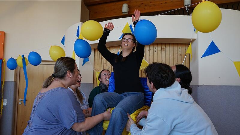 Anika Oppelt wird von ihrem Team am Welt Down Syndrom-Tag gefeiert.