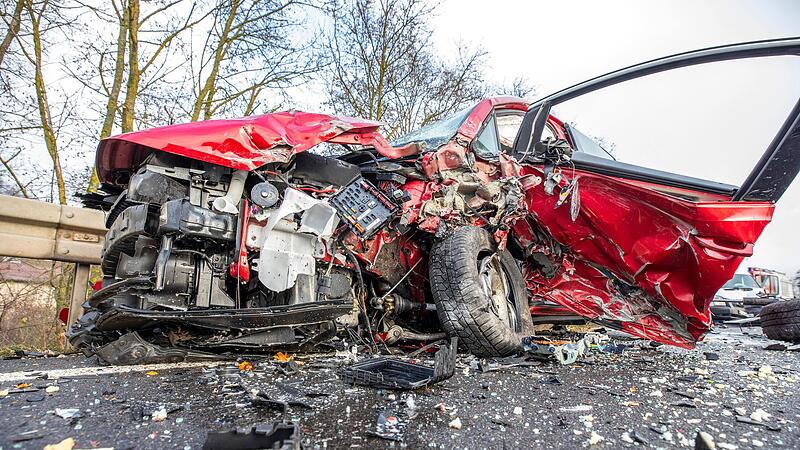Ein Trümmerfeld entstand nach einem Zusammenstoß von drei Fahrzeugen auf der Strecke zwischen Zeil und Ebelsbach.