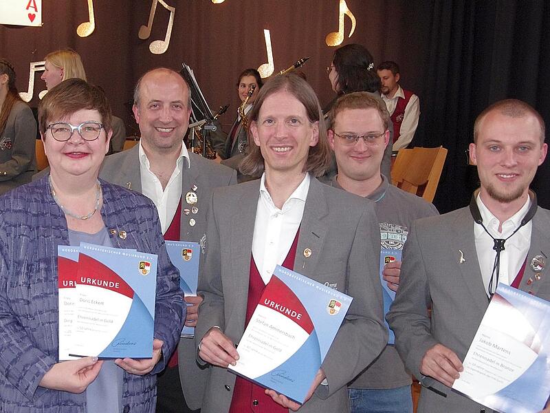 Ehrung für 40 und 50 Jahre sowie Vorstandstätigkeit, v. l.: Doris Eckert, Fabian Schopf, Stefan Ammersbach, Moritz Martens und Jakob Martens