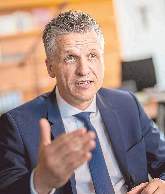 Im Kanzleramt soll Thorsten Frei (CDU) eigentlich für seinen Chef, Bundeskanzler Friedrich Merz, Fallstricke aus dem Weg räumen, einen reibungslosen Regierungsablauf sichern und Kontakt zu den Ländern halten. Im Kanzleramt soll Thorsten Frei (CDU) eigentlich für seinen Chef, Bundeskanzler Friedrich Merz, Fallstricke aus dem Weg räumen, einen reibungslosen Regierungsablauf sichern und Kontakt zu den Ländern halten.