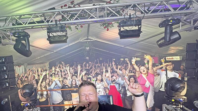 DJ Mäh in Aktion, bald auch in Waldfenster. DJ Mäh in Aktion, bald auch in Waldfenster.