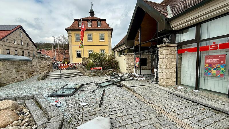 Die Ebracher Sparkassensprengung schlug bei der Bev&ouml;lkerung ein wie eine Bombe. Immer wieder tummeln sich Schaulustige hinter der Absperrung, um nichts zu verpassen.