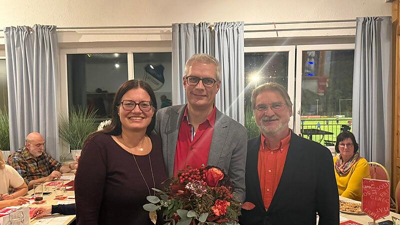 Aufstellungsversammlung SPDForchheim & Fränkische Schweiz Er geht wieder ins Rennen: Die SPD hat Uwe Kirschstein (Mitte) zum inzwischen vierten Mal als ihren Kandidaten für die Oberbürgermeisterwahl in Forchheim ernannt.