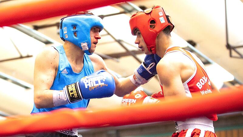 Der Kulmbacher Alexander Stock (links) bestritt seinen erst zweiten Kampf und kassierte eine umstrittene Niederlage gegen Edi Gashi (rechts) aus Weißenburg. Der Kulmbacher Alexander Stock (links) bestritt seinen erst zweiten Kampf und kassierte eine umstrittene Niederlage gegen Edi Gashi (rechts) aus Weißenburg.