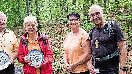 Wallfahrtsführer Siegfried Eyrich (rechts) ehrte und gratulierte (v. l.) Hermann Voll und Ingrid Geist für 25 Teilnahmen sowie Manuela Metz für ihre zehnte Teilnahme.