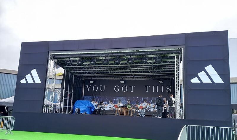 Die Bühne ist aufgebaut Die Bühne ist aufgebaut