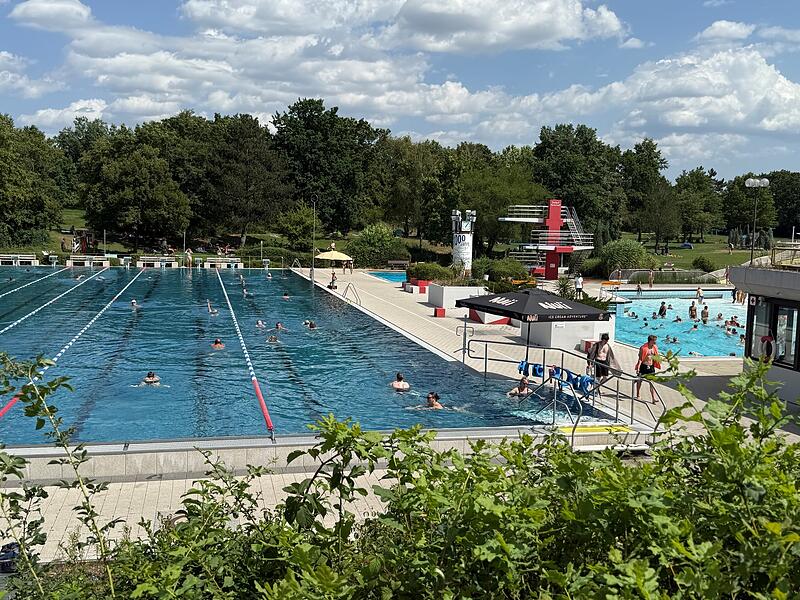 Derzeit heizt die Sonne das Wasser im Freibad H&ouml;chstadt auf angenehme 25 Grad.