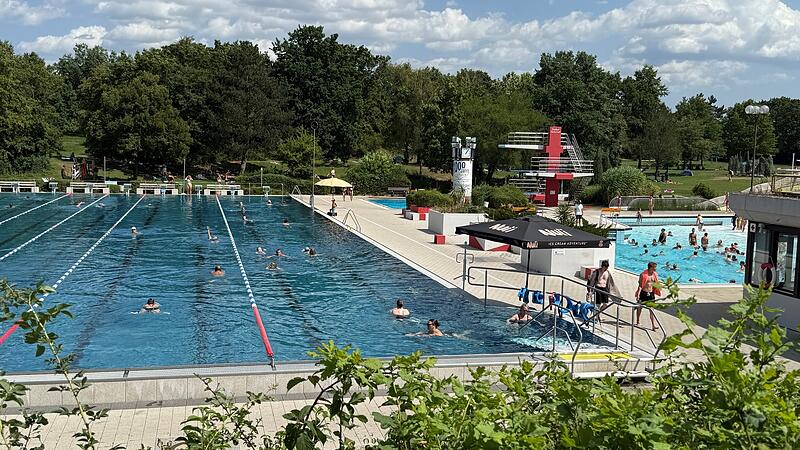 Bad Derzeit heizt die Sonne das Wasser im Freibad Höchstadt auf angenehme 25 Grad.
