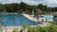 Derzeit heizt die Sonne das Wasser im Freibad H&ouml;chstadt auf angenehme 25 Grad.