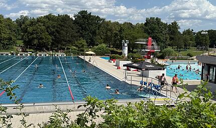 Derzeit heizt die Sonne das Wasser im Freibad H&ouml;chstadt auf angenehme 25 Grad.