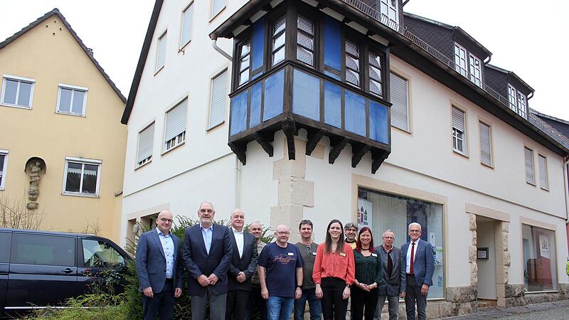 Feiern zusammen die Eröffnung der neuen Regionalstelle von „Mensch inklusive“ in Münnerstadt (v. l.): Michael Kastl (Erster Bürgermeister Münnerstadt), Norbert Hart (Vorsitzender Lebenshilfe Schweinfurt), Martin Groove (Geschäftsführer Lebenshilfe... Feiern zusammen die Eröffnung der neuen Regionalstelle von „Mensch inklusive“ in Münnerstadt (v. l.): Michael Kastl (Erster Bürgermeister Münnerstadt), Norbert Hart (Vorsitzender Lebenshilfe Schweinfurt), Martin Groove (Geschäftsführer Lebenshilfe...