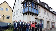 Feiern zusammen die Eröffnung der neuen Regionalstelle von „Mensch inklusive“ in Münnerstadt (v. l.): Michael Kastl (Erster Bürgermeister Münnerstadt), Norbert Hart (Vorsitzender Lebenshilfe Schweinfurt), Martin Groove (Geschäftsführer Lebenshilfe... Feiern zusammen die Eröffnung der neuen Regionalstelle von „Mensch inklusive“ in Münnerstadt (v. l.): Michael Kastl (Erster Bürgermeister Münnerstadt), Norbert Hart (Vorsitzender Lebenshilfe Schweinfurt), Martin Groove (Geschäftsführer Lebenshilfe...