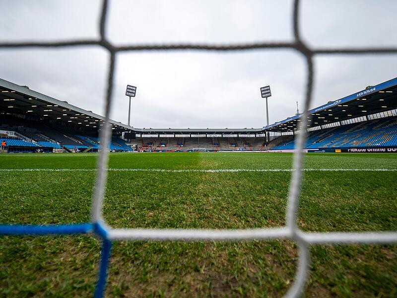 Fu&szlig;balltor st&uuml;rzt auf Kind - tot